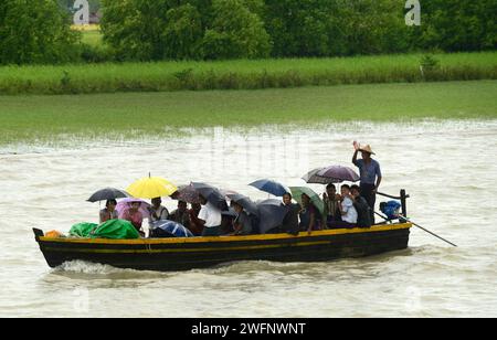 Forti piogge monsoniche lungo il fiume Kaladan nello stato di Rakhine nel Myanmar occidentale. Foto Stock