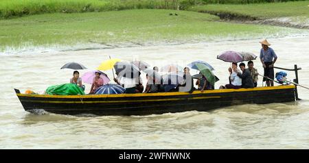 Forti piogge monsoniche lungo il fiume Kaladan nello stato di Rakhine nel Myanmar occidentale. Foto Stock