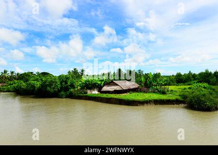 Vita nei piccoli fiumi intorno a Mrauk-U nello stato di Rakhine, Myanmar. Foto Stock