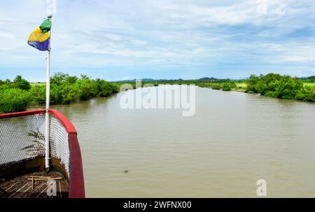 Vita nei piccoli fiumi intorno a Mrauk-U nello stato di Rakhine, Myanmar. Foto Stock