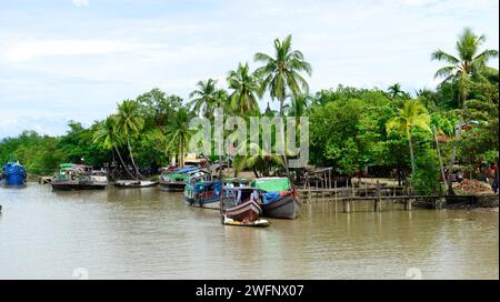 Vita nei piccoli fiumi intorno a Mrauk-U nello stato di Rakhine, Myanmar. Foto Stock