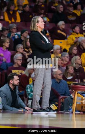 Minneapolis, Minnesota, USA. 31 gennaio 2024. L'allenatore dei Minnesota Golden Gophers DAWN PLITZUWEIT nel secondo tempo di una partita di basket femminile NCAA tra l'Università del Minnesota e Penn State il 31 gennaio 2024 alla Williams Arena di Minneapolis, Minnesota. Penn State ha vinto 80-64. (Immagine di credito: © Steven Garcia/ZUMA Press Wire) SOLO USO EDITORIALE! Non per USO commerciale! Foto Stock