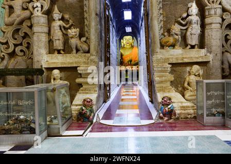 Interno del tempio Shaitthaung a Mrauk-U, stato di Rakhine, Myanmar. Foto Stock