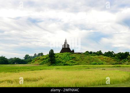 La Pagoda West Myatazaung a Mrauk U, stato di Rakhine, Myanmar. Foto Stock