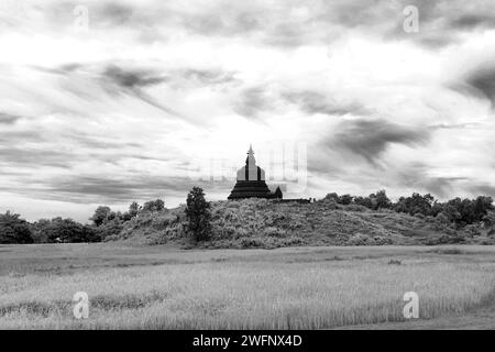 La Pagoda West Myatazaung a Mrauk U, stato di Rakhine, Myanmar. Foto Stock