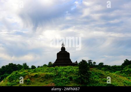 La Pagoda West Myatazaung a Mrauk U, stato di Rakhine, Myanmar. Foto Stock