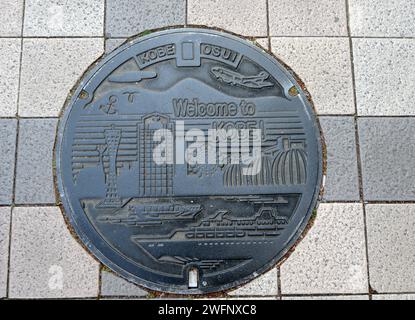 Un tombino decorato a Kobe, in Giappone. Foto Stock