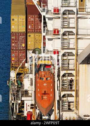 Settore delle spedizioni / imbarcazione di salvataggio a caduta libera stivata sulla poppa della nave portacontainer nel porto di Noumea, nuova Caledonia. Foto Stock