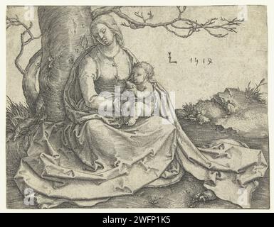 Vergine e bambino seduti sotto un albero, Lucas van Leyden, 1514 stampa Maria ai piedi del boom con Cristo bambino in braccio. Il bambino tiene una pera. Carta dei paesi bassi che incide Maria seduta per terra, il Cristo bambino davanti a lei in grembo Foto Stock