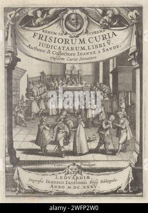 Interno di una corte, J. Hermans, 1635 stampa molte figure maschili in un interno di una corte. Su entrambi i lati dello spettacolo due colonne con il titolo e un ritratto dello scrittore a destra all'interno di un cartiglio. Inoltre, due angeli con gli attributi della verità e della giustizia: Uno specchio, una scala e una spada rispettivamente. Sotto lo spettacolo una pelle di leone con l'impressa su di essa. Leeuwarden carta incisione / stampa di letterpress simboli e allegorie della giurisprudenza. diritto e giurisprudenza (+ aula di tribunale) Foto Stock