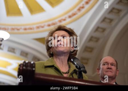 Washington, Stati Uniti. 31 gennaio 2024. La senatrice degli Stati Uniti Debbie Stabenow (Democratica del Michigan) parla durante una conferenza stampa dopo il pranzo settimanale di caucus Democratico al Campidoglio a Washington, DC, USA mercoledì 31 gennaio 2024. Foto di Annabelle Gordon/CNP/ABACAPRESS.COM Credit: Abaca Press/Alamy Live News Foto Stock