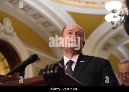 Washington, Stati Uniti. 31 gennaio 2024. Il senatore degli Stati Uniti Chris Coons (Democratico del Delaware) parla durante una conferenza stampa dopo il pranzo settimanale Democratic caucus al Campidoglio di Washington, DC, USA mercoledì 31 gennaio 2024. Foto di Annabelle Gordon/CNP/ABACAPRESS.COM Credit: Abaca Press/Alamy Live News Foto Stock