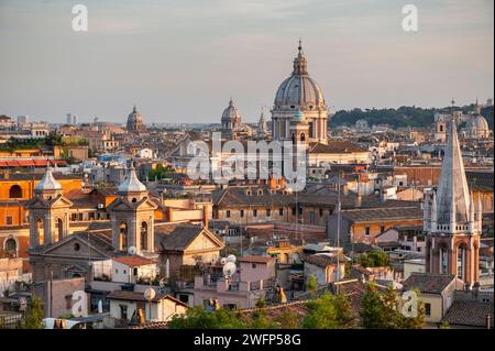 Skyline romano dai Giardini di Villa Borghese, Roma, Italia Foto Stock