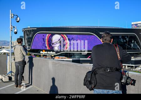 Il fotografo Associated Press John Locher (a sinistra) e il fotografo Getty Images Ethan Miller catturano le vedute dell'Allegiant Stadium mentre gli equipaggi lo preparano Foto Stock