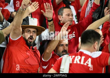 Doha, Qatar. 31 gennaio 2024. I tifosi tirendono tifosi per la squadra Siria prima del round del 16 match tra Iran e Siria alla AFC Asian Cup Qatar 2023 a Doha, Qatar, 31 gennaio 2024. Crediti: Sun Fanyue/Xinhua/Alamy Live News Foto Stock