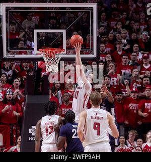 I Rutgers Scarlet Knights proteggono Gavin Griffiths (10) dunks contro i Penn State Nittany Lions nel primo tempo durante una partita di basket Big Ten nella Jersey MikeÕs area di Piscataway, New Jersey, mercoledì 31 gennaio 2024. Foto Stock