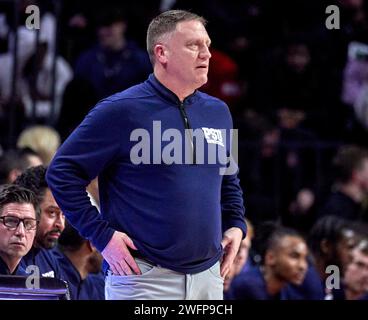 Il capo-allenatore della Penn State Mike Rhoades contro i Rutgers Scarlet Knights durante una partita di basket Big Ten nella Jersey MikeÕs area di Piscataway, New Jersey, mercoledì 31 gennaio 2024. Foto Stock