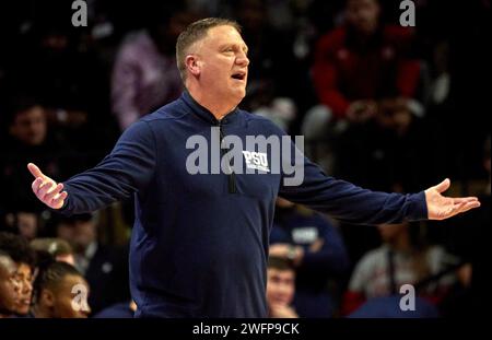 Il capo-allenatore della Penn State Mike Rhoades reagisce a una chiamata contro i Rutgers Scarlet Knights durante una partita di basket Big Ten nella Jersey MikeÕs area di Piscataway, New Jersey, mercoledì 31 gennaio 2024. Foto Stock