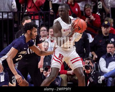 Rutgers Scarlet Knights attaccante Mawot Mag (3) contro l'attaccante dei Penn State Nittany Lions Zach Hicks (24) durante una partita di basket Big Ten nella Jersey MikeÕs area di Piscataway, New Jersey, mercoledì 31 gennaio 2024. Foto Stock