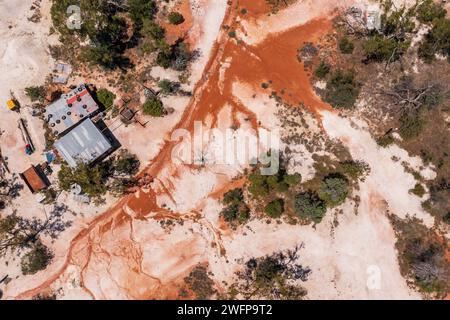 Vista aerea di un campo minerario di opale in un paesaggio dell'entroterra vicino a Lightning Ridge nel nuovo Galles del Sud, Australia. Foto Stock