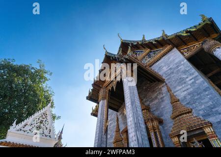 Bangkok, Thailandia - 5 dicembre 2023: Vista dal basso angolo del tempio Wat Rajapradit Sathitmahasimarama a Bangkok, Thailandia. Foto Stock