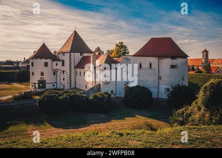 Parco cittadino e vecchio castello di Varazdin, Croazia Foto Stock