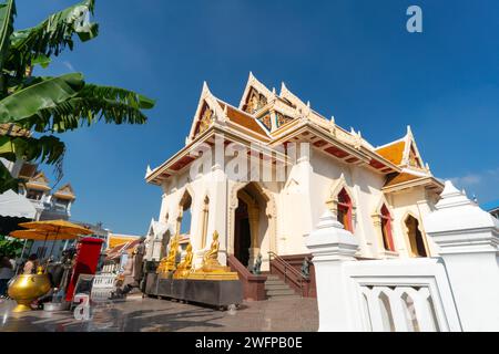 Bangkok, Thailandia - 6 dicembre 2023: Sul complesso del tempio di Wat Traimit Withayaram Worawihan, Tempio del Buddha d'Oro a Bangkok, Thailandia. Foto Stock