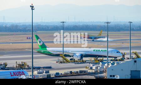 schwechat, austria, 30 gennaio 2024, Airbus A300 - MSN 837 D-AEAB operato da dhl atterrando all'aeroporto internazionale di vienna, eva Air boeing 787 dreamliner di fronte *** schwechat, Österreich, 30. gen 2024, Airbus A300 MSN 837 D AEAB von dhl bei der Landung auf dem internationalen Flughafen Wien, davor eva Air boeing 787 dreamliner Copyright: xx Foto Stock