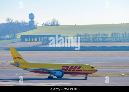 schwechat, austria, 30 gennaio 2024, Airbus A300 - MSN 837 D-AEAB operato da dhl dopo l'atterraggio all'aeroporto internazionale di vienna *** schwechat, Österreich, 30. januar 2024, Airbus A300 MSN 837 D AEAB gestito da dhl nach der Landung auf dem internationalen Flughafen Wien Copyright: xx Foto Stock