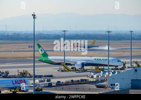 schwechat, austria, 30 gennaio 2024, Airbus A300 - MSN 837 D-AEAB operato da dhl atterrando all'aeroporto internazionale di vienna, eva Air boeing 787 dreamliner di fronte *** schwechat, Österreich, 30. gen 2024, Airbus A300 MSN 837 D AEAB von dhl bei der Landung auf dem internationalen Flughafen Wien, davor eva Air boeing 787 dreamliner Copyright: xx Foto Stock