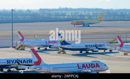 schwechat, austria, 30 gennaio 2024, Airbus A300 - MSN 837 D-AEAB operato da dhl atterrando all'aeroporto internazionale di vienna, lauda e ryanair di fronte *** schwechat, Österreich, 30. januar 2024, Airbus A300 MSN 837 D AEAB von dhl bei der Landung auf dem internationalen Flughafen Wien, davor Flugzeuge von lauda und ryanair Copyright: xx Foto Stock