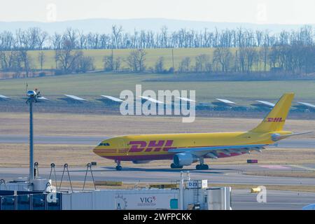 schwechat, austria, 30 gennaio 2024, Airbus A300 - MSN 837 D-AEAB operato da dhl dopo l'atterraggio all'aeroporto internazionale di vienna *** schwechat, Österreich, 30. januar 2024, Airbus A300 MSN 837 D AEAB gestito da dhl nach der Landung auf dem internationalen Flughafen Wien Copyright: xx Foto Stock