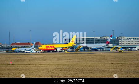 schwechat, austria, 30 gennaio 2024, Airbus A300 - MSN 837 D-AEAB operato da dhl dopo l'atterraggio all'aeroporto internazionale di vienna *** schwechat, Österreich, 30. januar 2024, Airbus A300 MSN 837 D AEAB gestito da dhl nach der Landung auf dem internationalen Flughafen Wien Copyright: xx Foto Stock