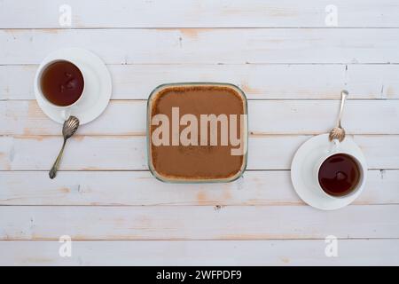 torta tiramisù e due tazze di tè con vista dall'alto Foto Stock