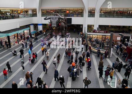 Foto del fascicolo datata 23/12/23 di persone che guardano le bacheche informative della stazione di New Street a Birmingham. I passeggeri in treno che viaggiano da e per 90 stazioni ferroviarie nelle West Midlands e Greater Manchester potranno utilizzare i biglietti "tap-in" e "tap-out" a partire dal prossimo anno. Il ministro delle ferrovie Huw Merriman ha confermato che le stazioni saranno dotate di tecnologia per garantire ai passeggeri la migliore tariffa toccando le carte di pagamento. Data di pubblicazione: Giovedì 1 febbraio 2024. Foto Stock