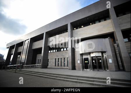 Foto del fascicolo datata 17/04/15 di una visione generale della Glasgow Sheriff Court, Glasgow. Un progetto pilota che mira a risolvere tempestivamente i casi di abusi domestici è stato esteso al tribunale più attivo della Scozia per valutare come possa essere scalato a livello nazionale. Il segretario di giustizia Angela Constance ha visitato la Corte dello sceriffo di Glasgow mercoledì per accogliere con favore l'introduzione del pilota di gestione sommaria dei casi (SCM) al tribunale della città. Data di pubblicazione: Giovedì 1 febbraio 2024. Foto Stock