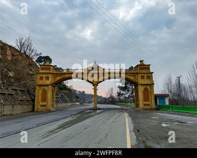 Punto d'ingresso Bab-e-Swat Swat Gateway per scoprire l'incantevole bellezza della Valle di Swat in Pakistan, un paradiso turistico. Foto Stock