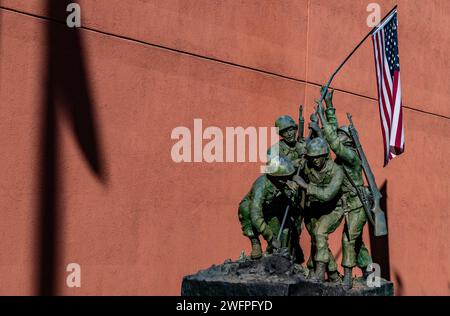 Statua replica del Marine Corps Memorial che raffigura l'innalzamento della bandiera americana su Iwo Jima. Foto Stock