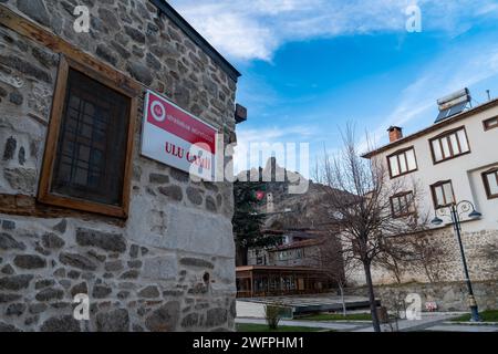 Sivrihisar, Eskisehir, Turchia - 24 dicembre 2023: Vista dall'esterno della grande Moschea di Sivrihisar (Ulu camii in turco) e della collina o montagna di Sivrihisar Foto Stock