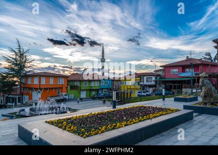 Sivrihisar, Eskisehir, Turchia - 24 dicembre 2023: Case turche tradizionali in diversi colori Foto Stock