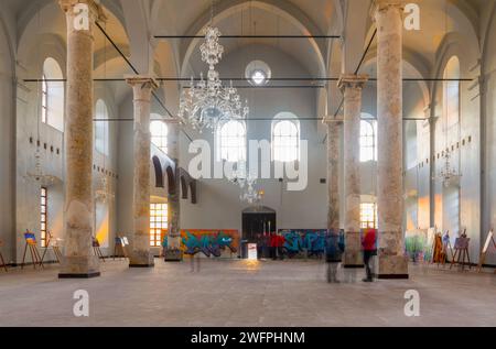 Sivrihisar, Eskisehir, Turchia - 24 dicembre 2023: Vista interna della chiesa armena Surp Yerrortutyun con lunga esposizione Foto Stock