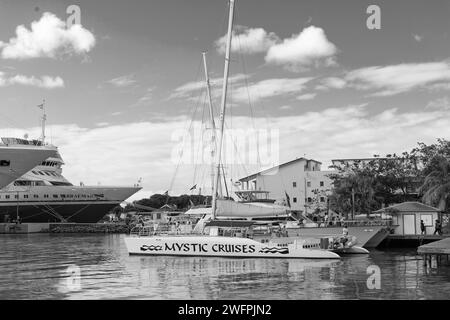 St Johns, Antigua e Barbuda - 05 marzo 2016: mystic crociere yacht di lusso in baia Foto Stock