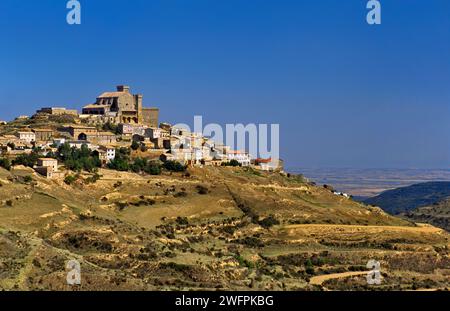 Città sulla collina di Ujue nella Sierra de San Pedro, Navarra, Spagna Foto Stock