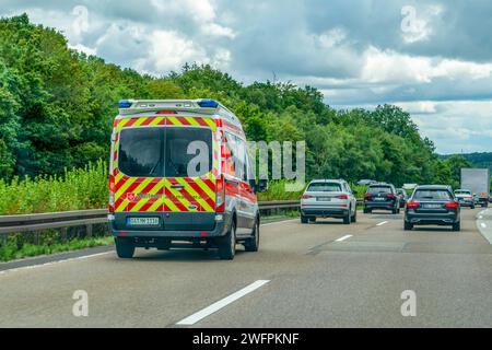 Germania - 01 agosto 2023: Vista posteriore dell'auto di emergenza ambulanza in strada. Foto Stock