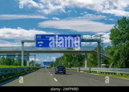 Belgrado, Serbia - 2 agosto 2023: Indicazione direzionale blu di Belgrado Foto Stock