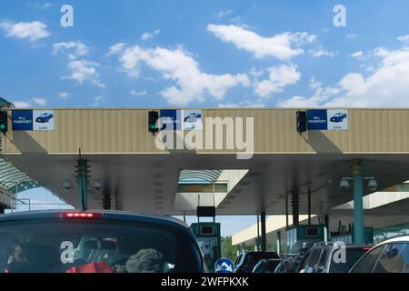 Checkpoint doganale per le auto. Verifica del passaporto e ispezione dei documenti al valico di frontiera. Segnale di attraversamento del confine europeo con semaforo verde. Foto Stock