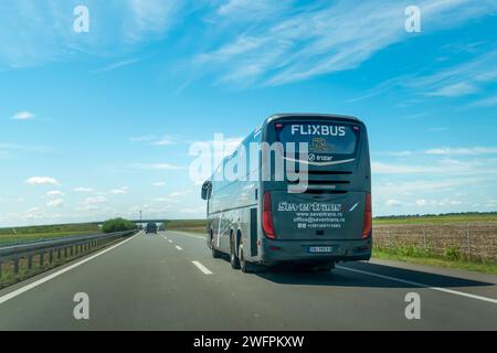 Belgrado, Serbia - 2 agosto 2023: Autobus Intercity che attraversa il traffico in autostrada Foto Stock