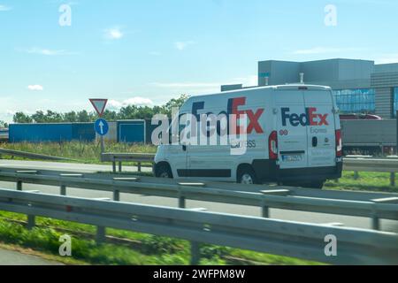 Belgrado, Serbia - 2 agosto 2023: Veicolo che trasporta carichi con movimento sfocato. Foto Stock