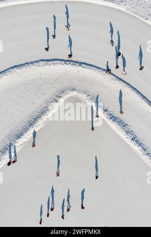 Pechino, Cina. 31 gennaio 2024. Una foto aerea scattata il 31 gennaio 2024 mostra le persone che pattinano in un centro fitness a Heihe, nella provincia di Heilongjiang nella Cina nordorientale. Crediti: Xie Jianfei/Xinhua/Alamy Live News Foto Stock