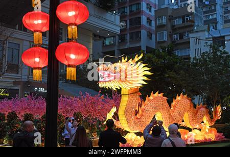 Pechino, Cina. 31 gennaio 2024. People Look at Spring Festival Decorations a Hong Kong, nel sud della Cina, 31 gennaio 2024. Crediti: Chen Duo/Xinhua/Alamy Live News Foto Stock